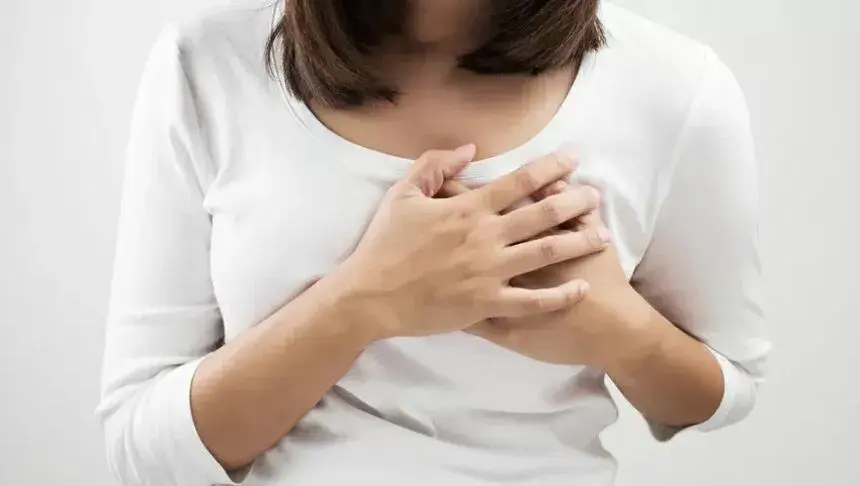 Czy podczas menopauzy bolą piersi? Poznaj przyczyny i objawy