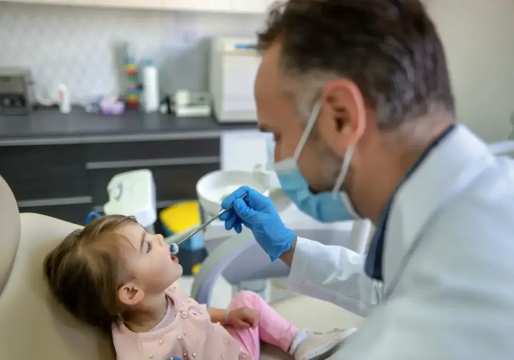 Kiedy z dzieckiem do dentysty? Najważniejsze informacje dla rodziców