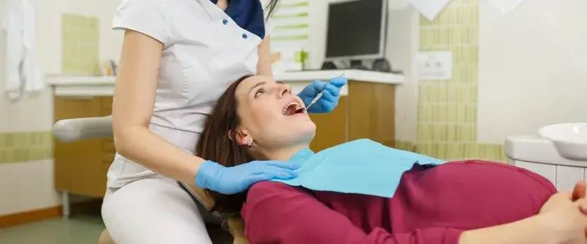 Czy dentysta w ciąży jest za darmo? Poznaj zasady i usługi NFZ