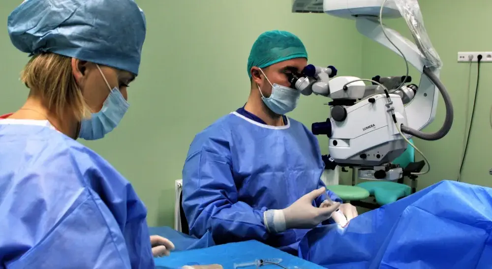 Jak długo boli oko po operacji zaćmy? Oczekiwane objawy i czas trwania