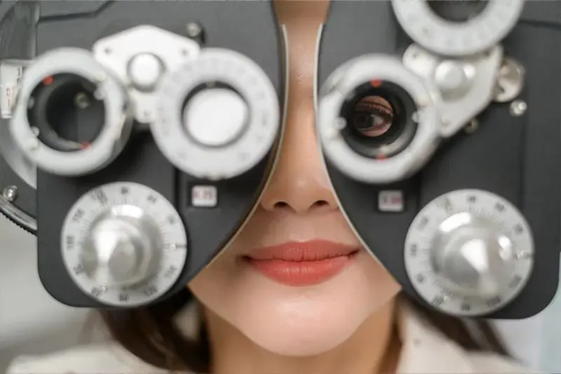 Kto lepiej dobierze okulary: okulista czy optometrysta? Oto prawda