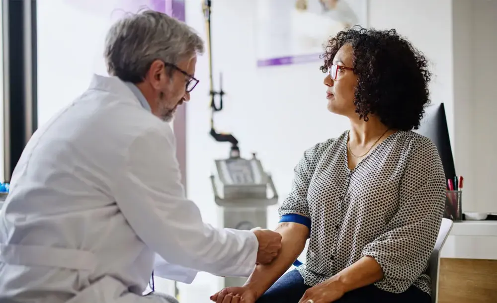 Jakie badanie krwi na menopauzę? Kluczowe testy dla zdrowia kobiet