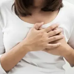 Czy podczas menopauzy bolą piersi? Poznaj przyczyny i objawy