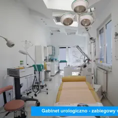 Gabinet urologiczny z kozetką, aparaturą medyczną i lampami zabiegowymi.