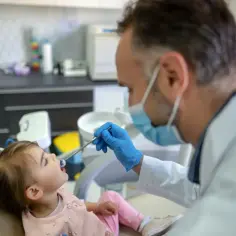 Kiedy z dzieckiem do dentysty? Najważniejsze informacje dla rodziców