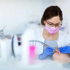 Czy dentysta może wystawić receptę? Sprawdź, co warto wiedzieć