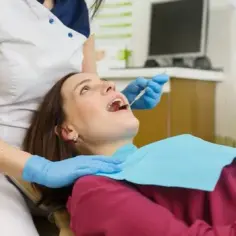 Czy dentysta w ciąży jest za darmo? Poznaj zasady i usługi NFZ