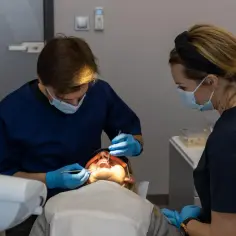 Ile czasu schodzi znieczulenie od dentysty? Poznaj prawdę o bólu