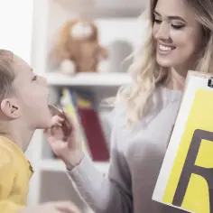 Logopeda jakie studia? Sprawdź wymagania i opcje kształcenia