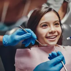 Jak działa gaz rozweselający u dentysty i jak łagodzi ból?