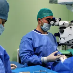 Jak długo boli oko po operacji zaćmy? Oczekiwane objawy i czas trwania