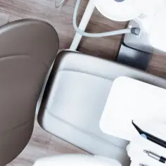 Co można zrobić u dentysty na nfz? Sprawdź darmowe zabiegi i usługi