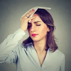 Objawy naczynioruchowe menopauzy: jak radzić sobie z uderzeniami gorąca