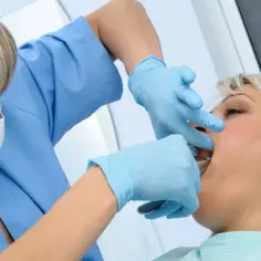 Jak dentysta wyrywa zęba? Poznaj etapy i uniknij bólu podczas zabiegu