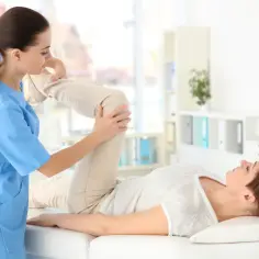 Czym się różni fizjoterapeuta od rehabilitanta? Kluczowe informacje
