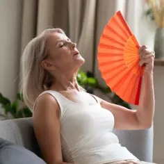 Kiedy zaczyna się menopauza? Objawy i co warto wiedzieć