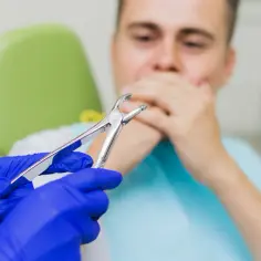 Czy dentysta wyrwie zęba z ropą? Poznaj ryzyko i procedury ekstrakcji