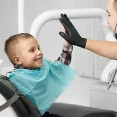 Kiedy pierwszy raz do dentysty? Kluczowe informacje dla rodziców
