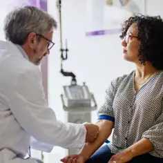 Jakie badanie krwi na menopauzę? Kluczowe testy dla zdrowia kobiet