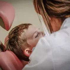 Czy przed wizytą u dentysty można wziąć tabletkę przeciwbólową bez ryzyka?