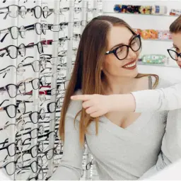 Kto dobiera okulary: optyk czy okulista? Poznaj różnice i wybór