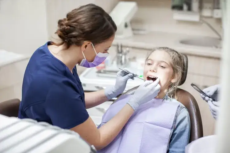 Zdjęcie Czym się różni dentysta od ortodonty? Kluczowe informacje, które musisz znać