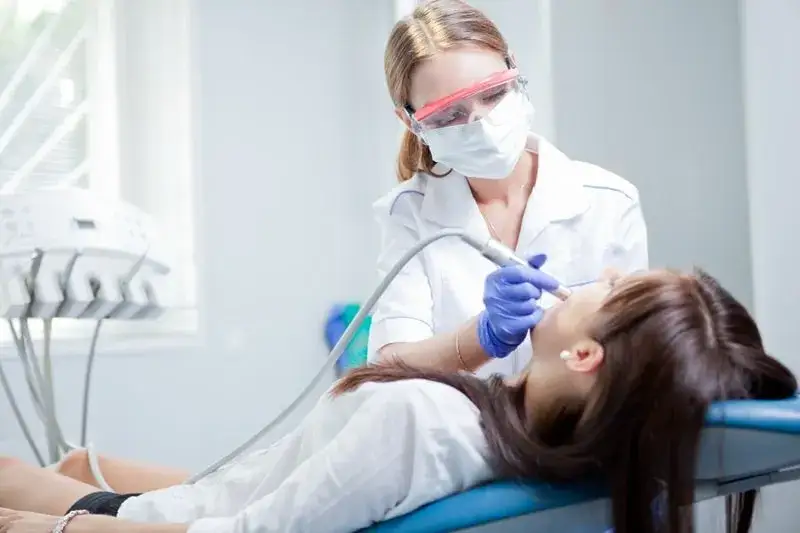 Zdjęcie Czy dentysta to lekarz? Zrozum jego kwalifikacje i status zawodowy