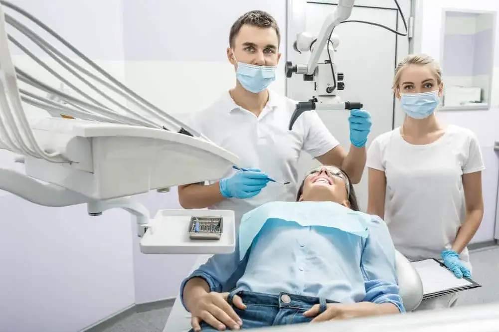 Zdjęcie Czy dentysta może odmówić przyjęcia pacjenta z bólem zęba? Sprawdź zasady