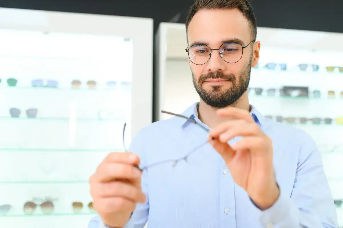 Zdjęcie Astygmatyzm: okulista czy optometrysta? Który specjalista pomoże?