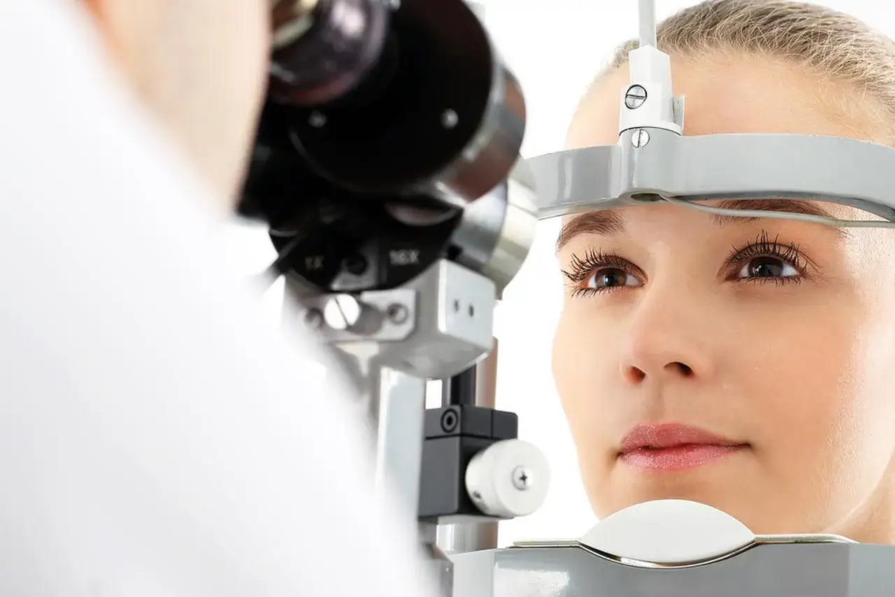 Zdjęcie Kto lepiej dobierze okulary: okulista czy optometrysta? Oto prawda
