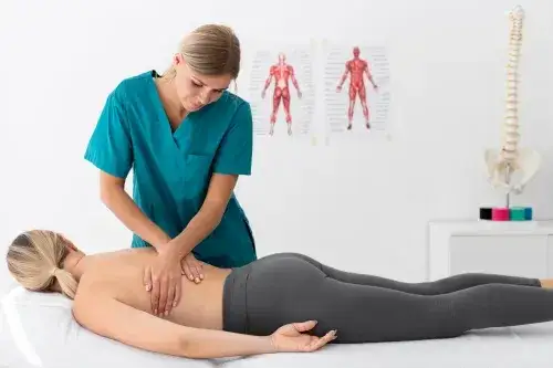 Zdjęcie Czy fizjoterapeuta a rehabilitant to to samo? Odkryj kluczowe różnice