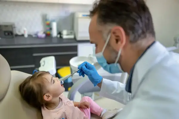 Kiedy z dzieckiem do dentysty? Najważniejsze informacje dla rodziców