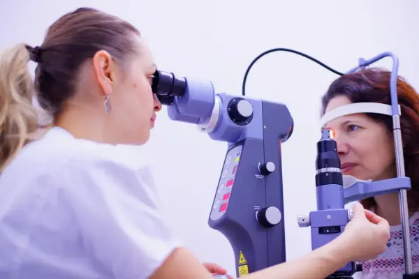 Jak wygląda badanie na jaskrę? Poznaj kluczowe etapy diagnostyki