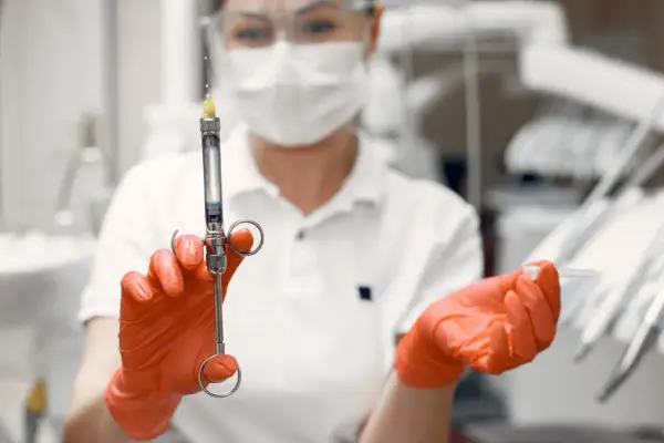 Dlaczego nie można jeść po znieczuleniu u dentysty? Uniknij bólu i uszkodzeń