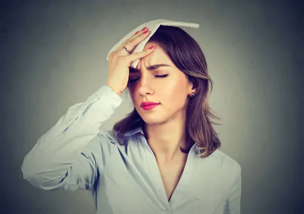 Objawy naczynioruchowe menopauzy: jak radzić sobie z uderzeniami gorąca