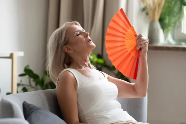 Kiedy zaczyna się menopauza? Objawy i co warto wiedzieć