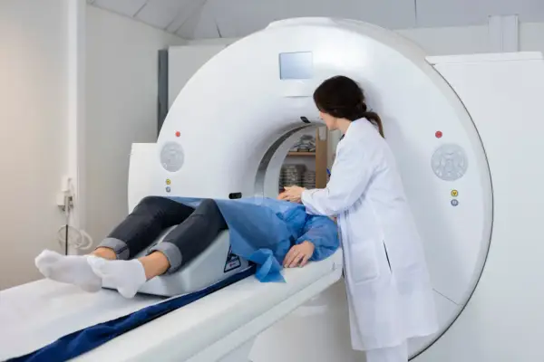 Ile się czeka na wynik tomografii głowy? Sprawdź, co wpływa na czas oczekiwania