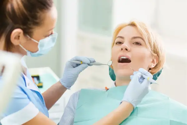 Dentysta NFZ jakie usługi? Sprawdź, co możesz zyskać za darmo